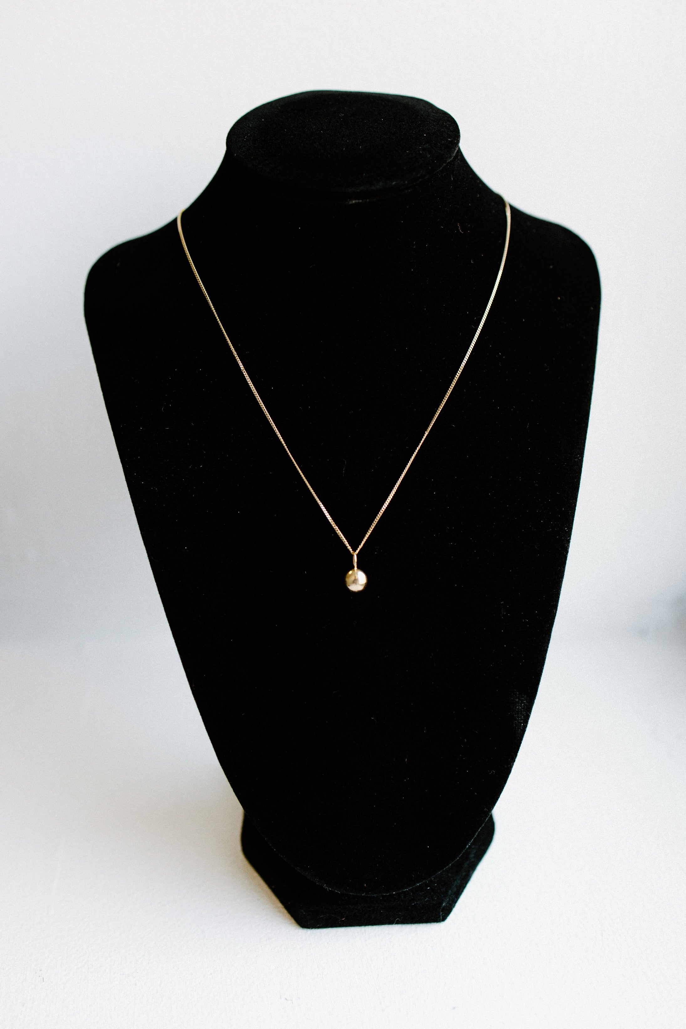 Collier pendentif bille d'or