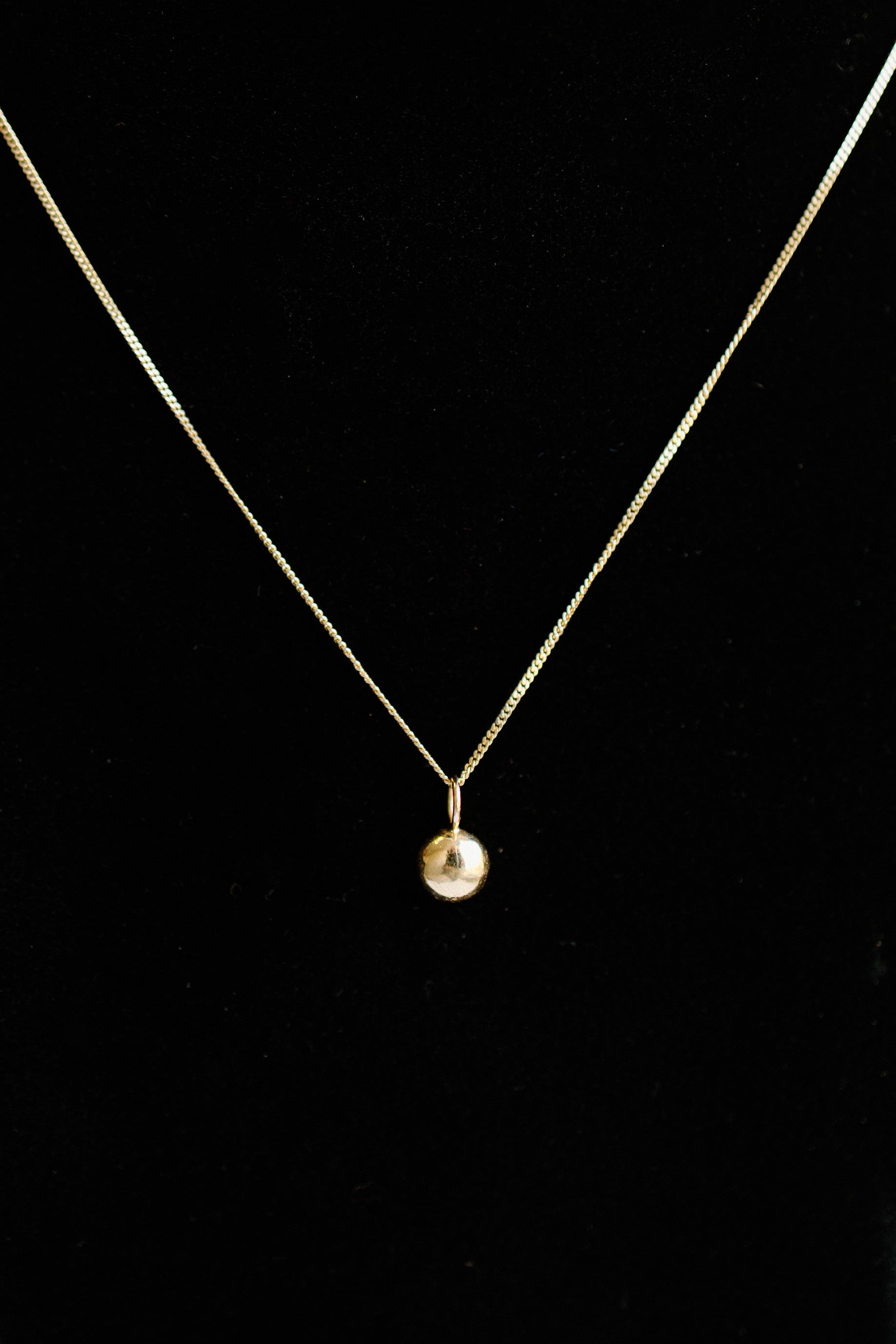 Collier pendentif bille d'or