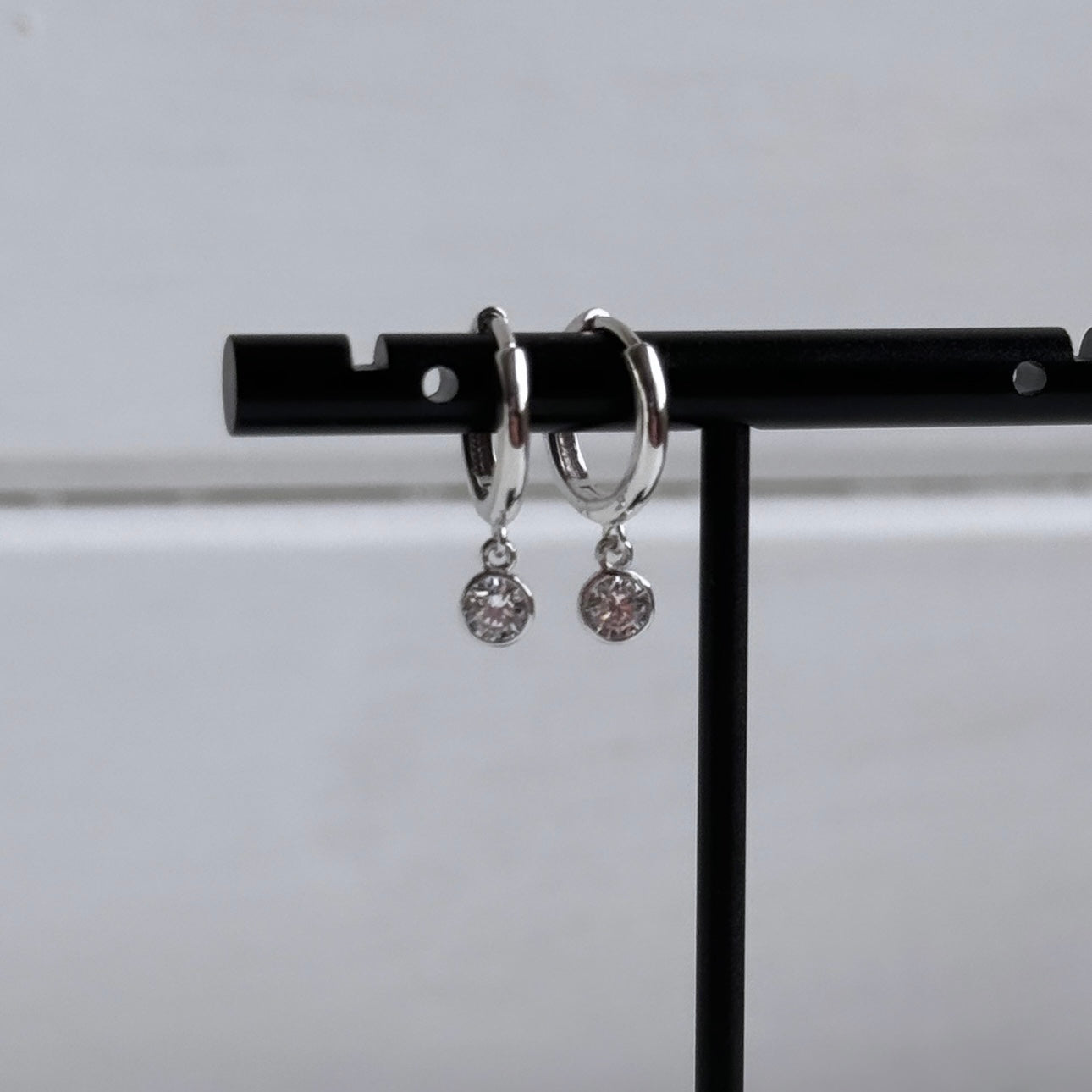 Boucles d'oreilles huggies avec pierre ronde (or blanc)